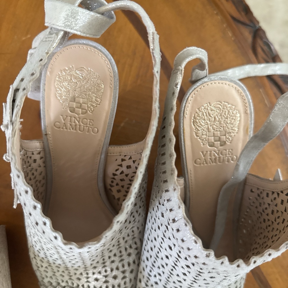 NWOB Vince Camuto Silver Gladiator Open Toe Floral Leather Heeled Boots 9.5 - Picture 3 of 5